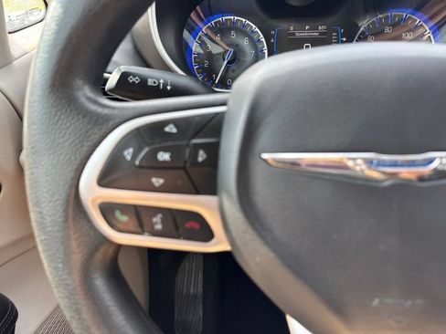 Used 2017 Chrysler Pacifica Touring w/ Tire & Wheel Group FWD image 10