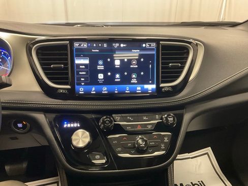 Used 2024 Chrysler Pacifica Premium image 23