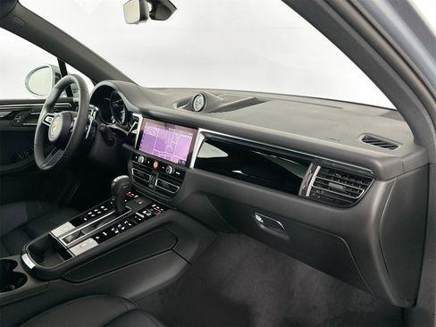 Certified 2025 Porsche Macan image 30