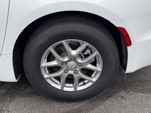 New 2027 Chrysler Pacifica Select FWD image 11