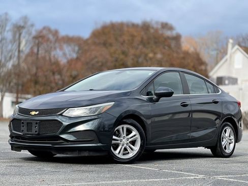 Used 2018 Chevrolet Cruze LT w/ Convenience Package image 1