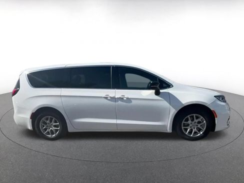 Used 2025 Chrysler Pacifica Select FWD image 16