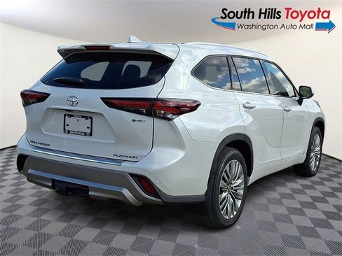 New 2026 Toyota Highlander Platinum image 6