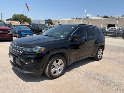 Used 2022 Jeep Compass Latitude FWD image 2