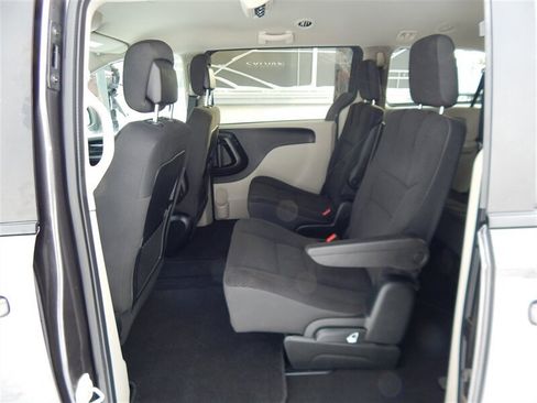 Used 2018 Dodge Grand Caravan SE w/ UConnect Hands-Free Group image 19