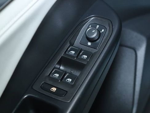 Used 2025 Volkswagen Taos SE image 17