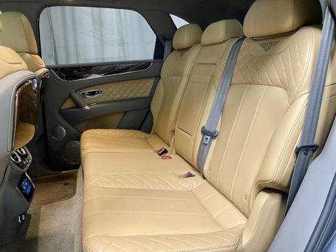 Used 2018 Bentley Bentayga AWD/4WD image 21