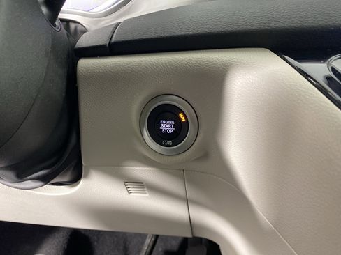 Used 2024 Chrysler Pacifica Touring-L image 37