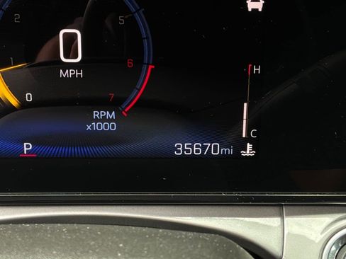 Used 2025 Chevrolet Trax LT FWD image 37