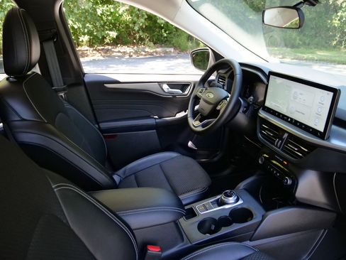 Used 2024 Ford Escape SE image 47