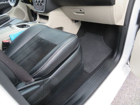 Used 2018 Dodge Grand Caravan SXT image 22
