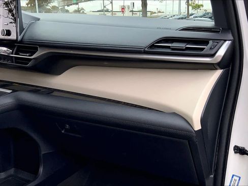 Used 2021 Toyota Sienna Limited image 17