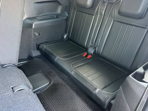 Used 2022 Volkswagen Tiguan SE w/ Panoramic Sunroof Package FWD image 15