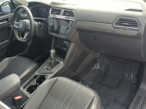 Used 2022 Volkswagen Tiguan SE FWD image 11