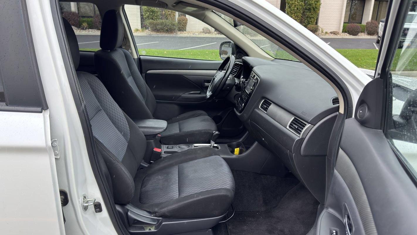 Used 2014 Mitsubishi Outlander SE FWD image 28