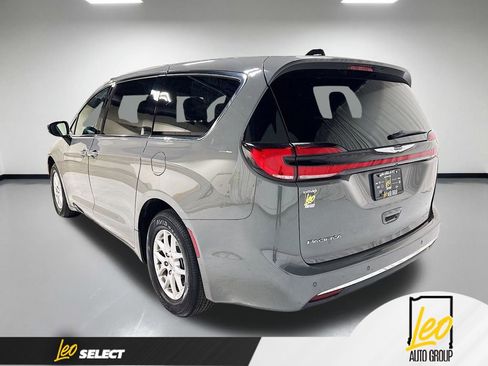 Used 2025 Chrysler Pacifica Select FWD image 10