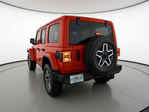 Used 2025 Jeep Wrangler Sahara image 6