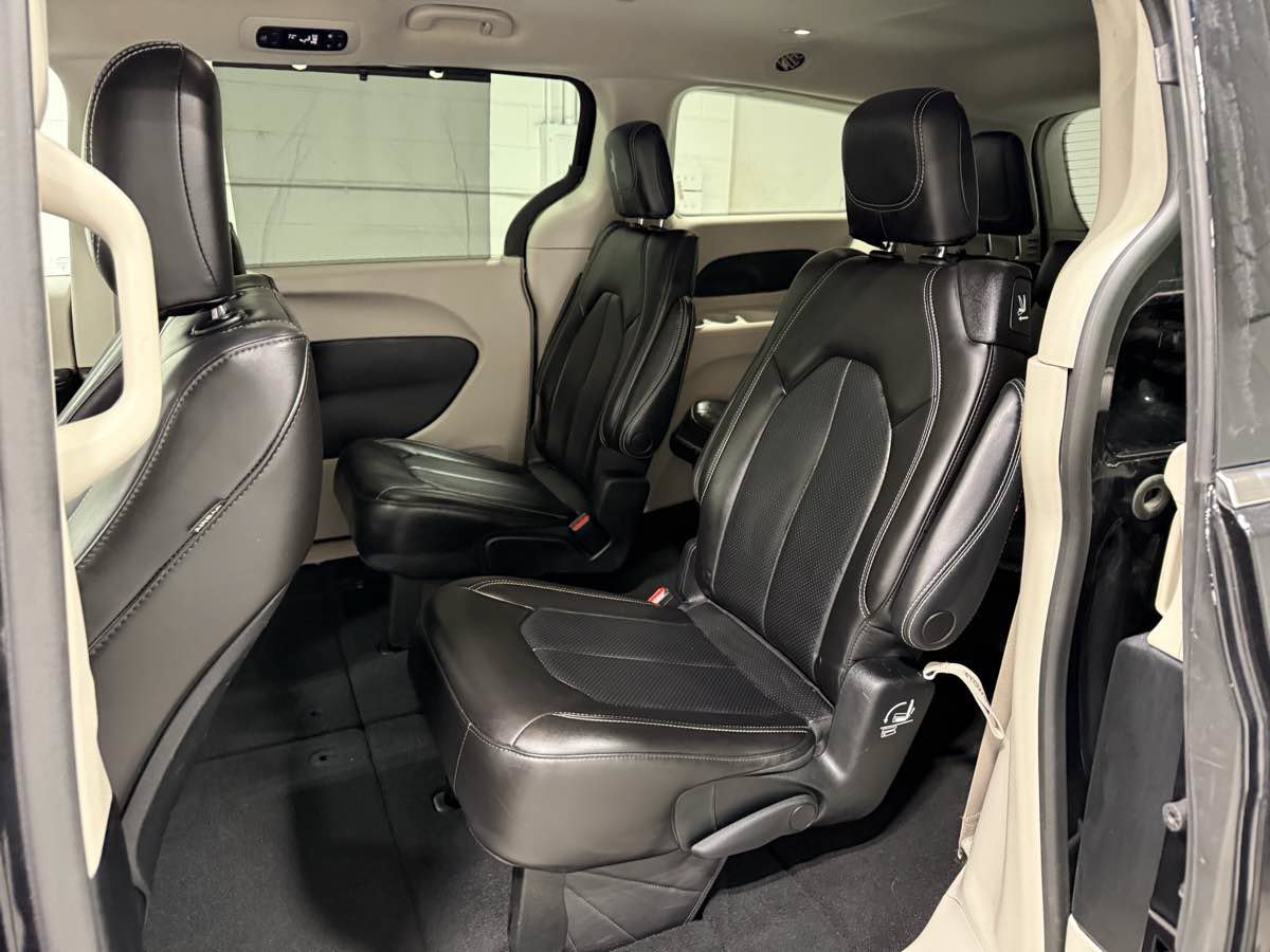 Used 2023 Chrysler Pacifica Touring-L FWD image 17