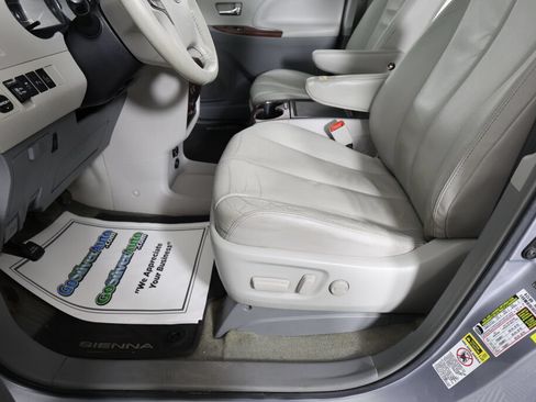 Used 2014 Toyota Sienna XLE w/ XLE Premium Package FWD image 13