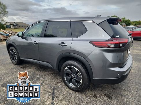 Used 2024 Nissan Rogue SV image 3