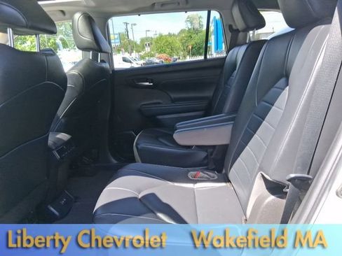 Used 2023 Toyota Highlander XLE AWD/4WD image 32