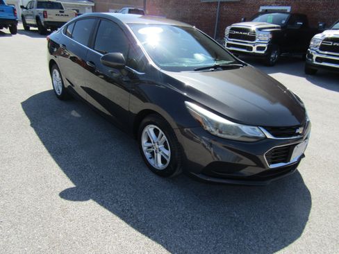 Used 2017 Chevrolet Cruze LT image 1