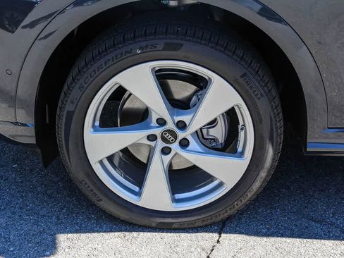 Used 2025 Audi Q5 Premium Plus w/ Premium Plus AWD/4WD image 9