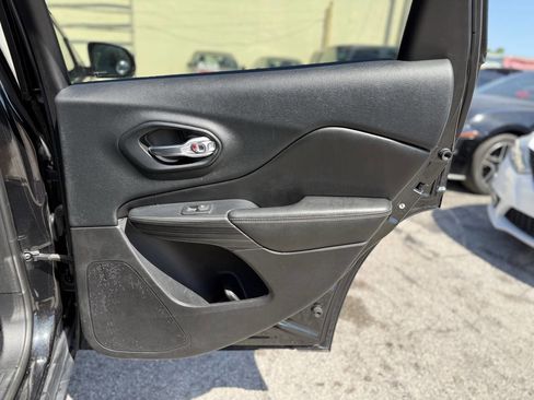 Used 2016 Jeep Cherokee Limited image 22