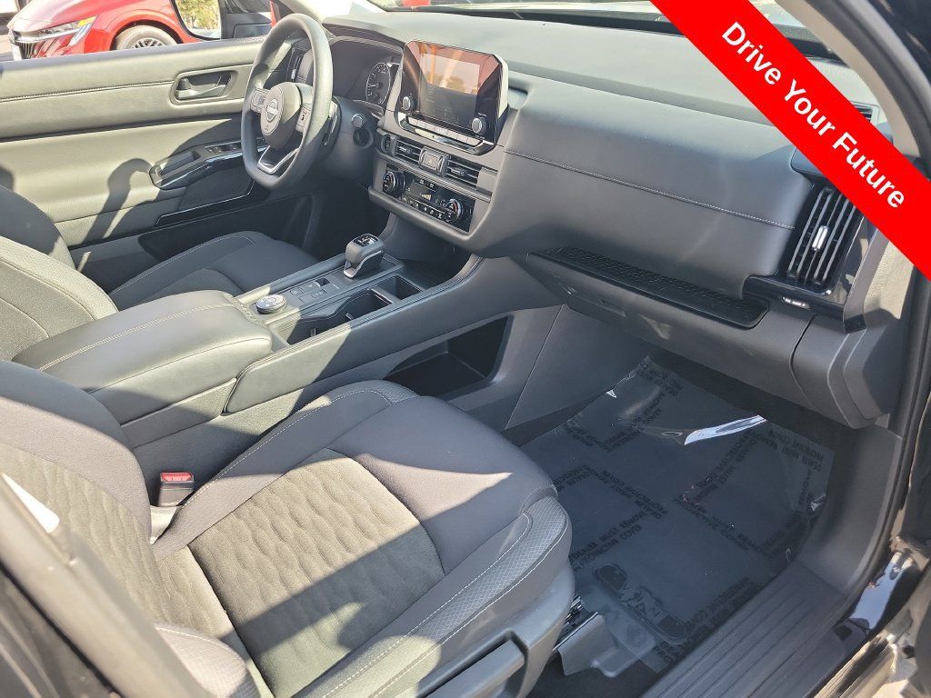 Used 2025 Nissan Pathfinder S AWD/4WD image 18