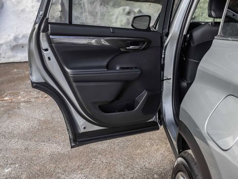 Used 2021 Toyota Highlander Limited image 19