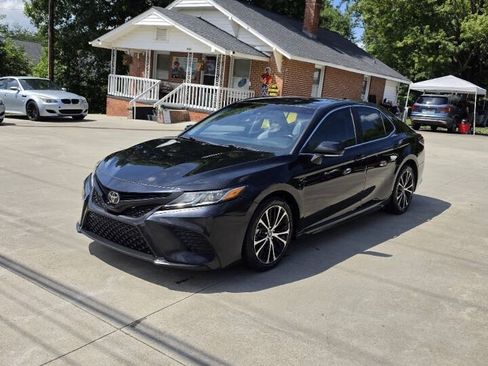 Used 2019 Toyota Camry SE w/ Convenience Package FWD image 2