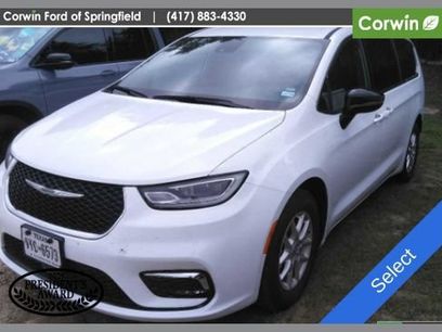 Used 2025 Chrysler Pacifica Select