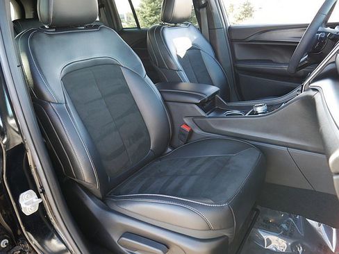 Used 2025 Jeep Grand Cherokee Altitude image 59