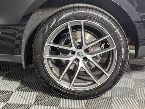 Certified 2025 Porsche Macan image 12