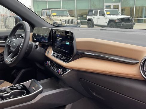 Used 2025 Chevrolet Equinox ACTIV w/ Convenience Package III image 13