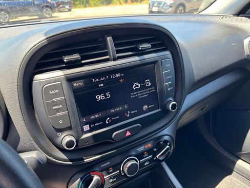 Used 2025 Kia Soul LX w/ LX Technology Package FWD image 20