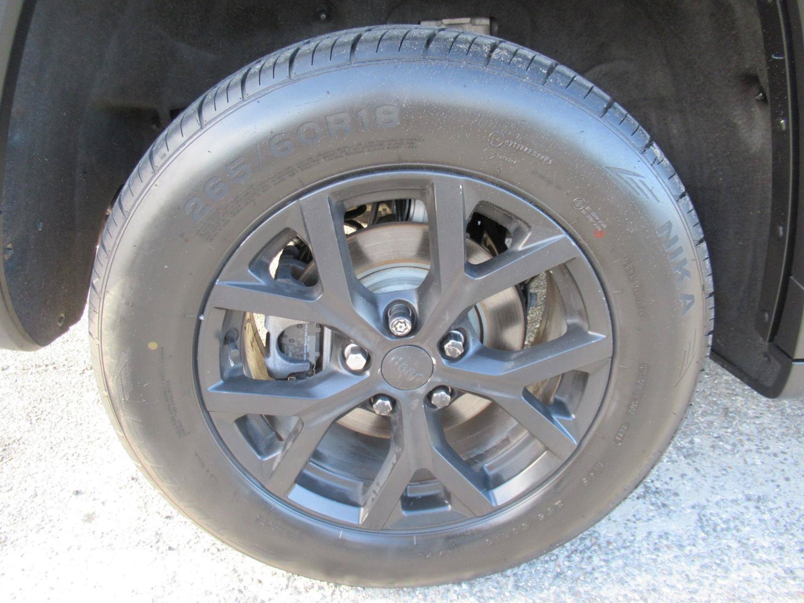 Used 2023 Jeep Grand Cherokee Limited AWD/4WD image 8