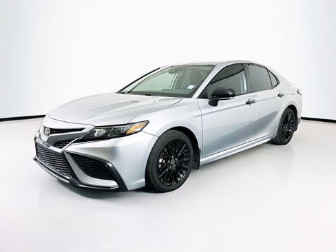 Used 2022 Toyota Camry SE image 3