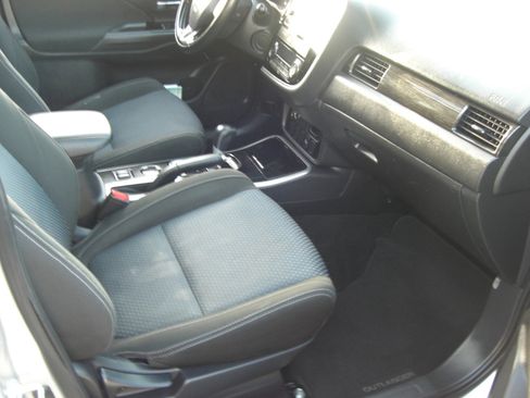 Used 2018 Mitsubishi Outlander LE image 19