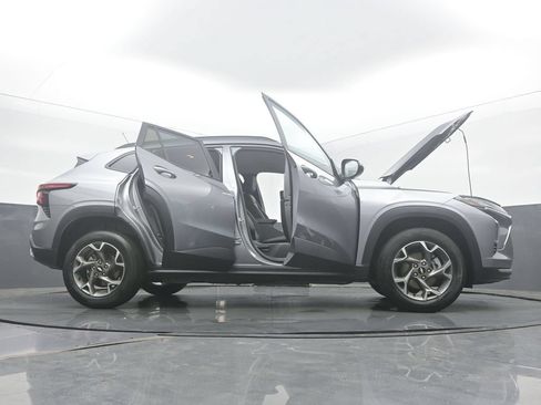 Used 2025 Chevrolet Trax LT w/ LT Convenience Package FWD image 59