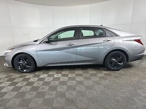 Certified 2022 Hyundai Elantra SEL w/ Convenience Package FWD image 6