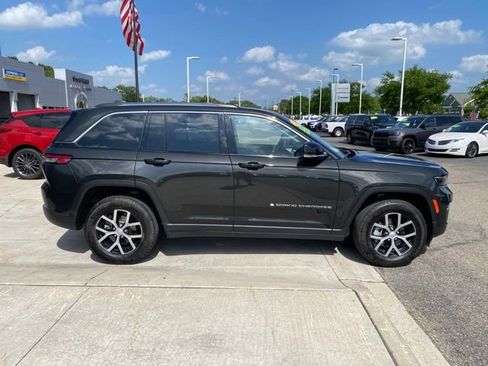 Used 2023 Jeep Grand Cherokee Limited AWD/4WD image 2