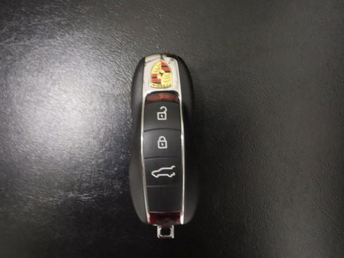 Used 2021 Porsche Macan image 25