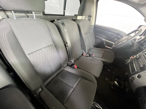 Used 2018 Nissan Titan SV image 23