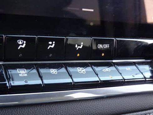 Used 2024 Chevrolet Colorado LT w/ LT Convenience Package image 24