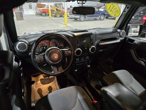 Used 2017 Jeep Wrangler Unlimited Sahara w/ Connectivity Group image 27