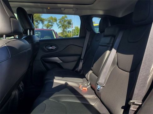 Used 2019 Jeep Cherokee Overland image 34