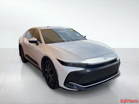 Used 2024 Toyota Crown XLE image 5