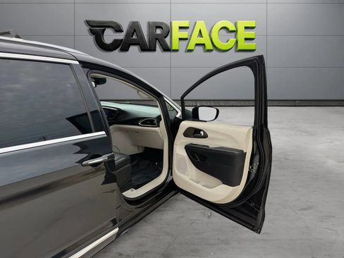 Used 2019 Chrysler Pacifica Touring-L FWD image 26