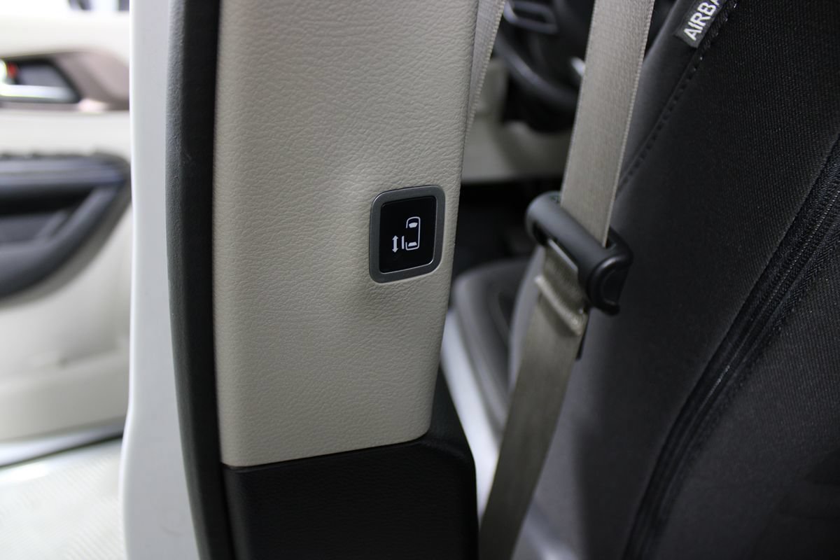 Used 2023 Chrysler Voyager LX FWD image 23